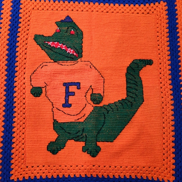 VINTAGE 90s FLORIDA GATORS HAND CRAFTED CROCHET BLANKET & PLUSH GATOR - Picture 4 of 14